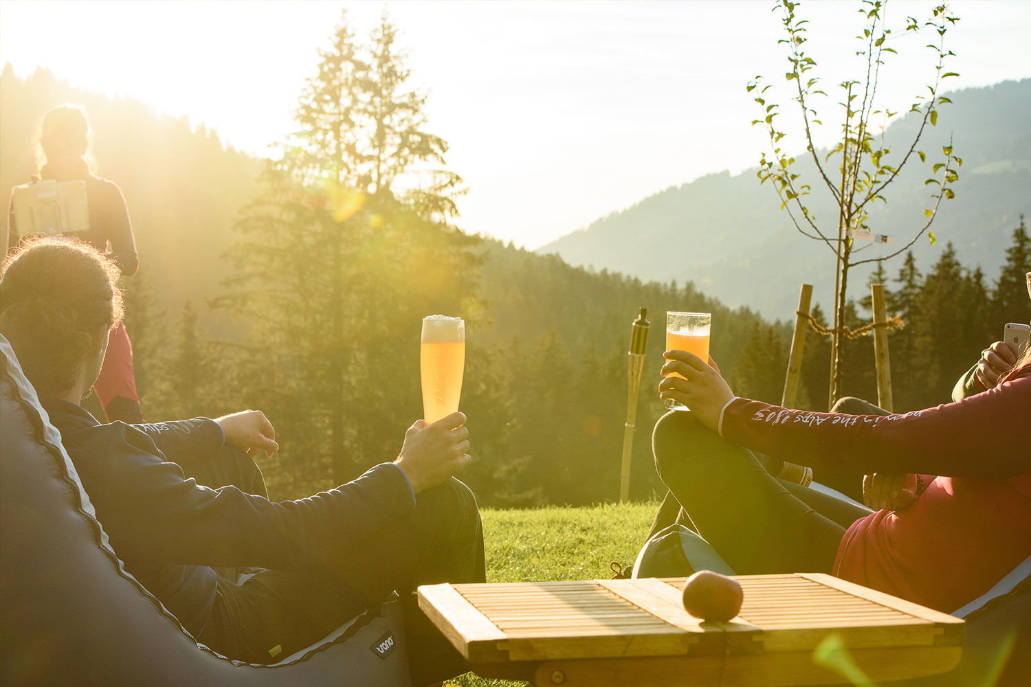 Canyoning-Gruppe im Allgäu nach der Tour mit Ausblick auf Alpenpanorama