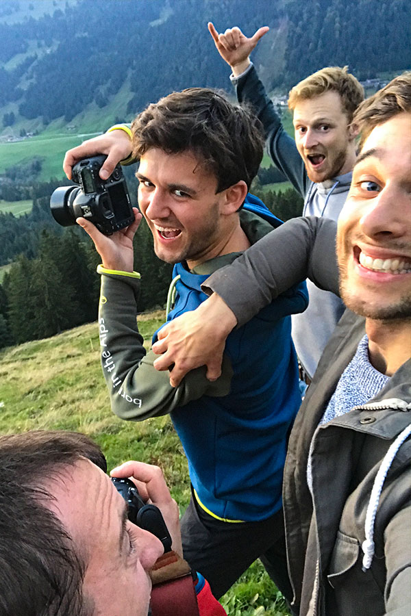 Gemeinsam lachen nach dem Abenteuer – Canyoning-Erlebnis im Allgäu mit Freunden Gruppe junger Männer lacht in die Kamera beim Wandern im Allgäu – Outdoor-Erlebnis und Freundschaft nach dem Canyoning
