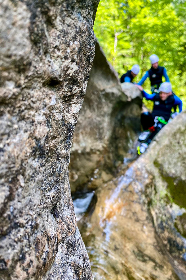 Nummulitenkalk in der Starzlachklamm – Canyoning zwischen Fossilien und Fels Felsstruktur im Nummulitenkalk der Starzlachklamm mit Canyoning-Gruppe im Hintergrund – purelements Tour durch fossile Gesteinsformationen