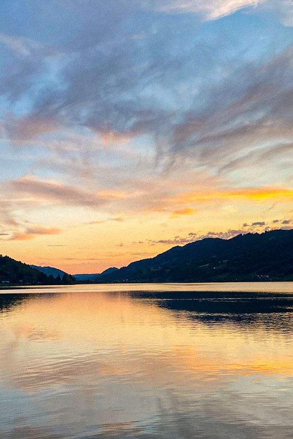 Großer Alpsee bei Sonnenuntergang – Ruhe nach dem Canyoning im Allgäu Sonnenuntergang über dem Großen Alpsee im Allgäu mit spiegelndem Wasser und Bergen im Hintergrund
