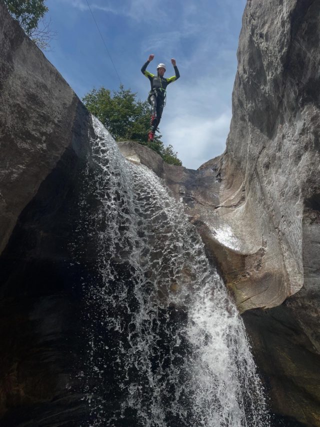 Jumping in Iragna 💦🙂🕺

#purelements #canyoning #water #explore #switzerland #ticino #tessin #river #canoeing #kanu #canoa #ticinomoments #viaferrata #klettersteig #klettern #arrampicata #climbing #mountain #outdoor #adventure #inLOVEwithSwitzerland #bellinzonaevalli #luganoregion #MyAsconaLocarno #laregionedascoprire #canyoneering #travel #canyoningphotography #photooftheday #summer